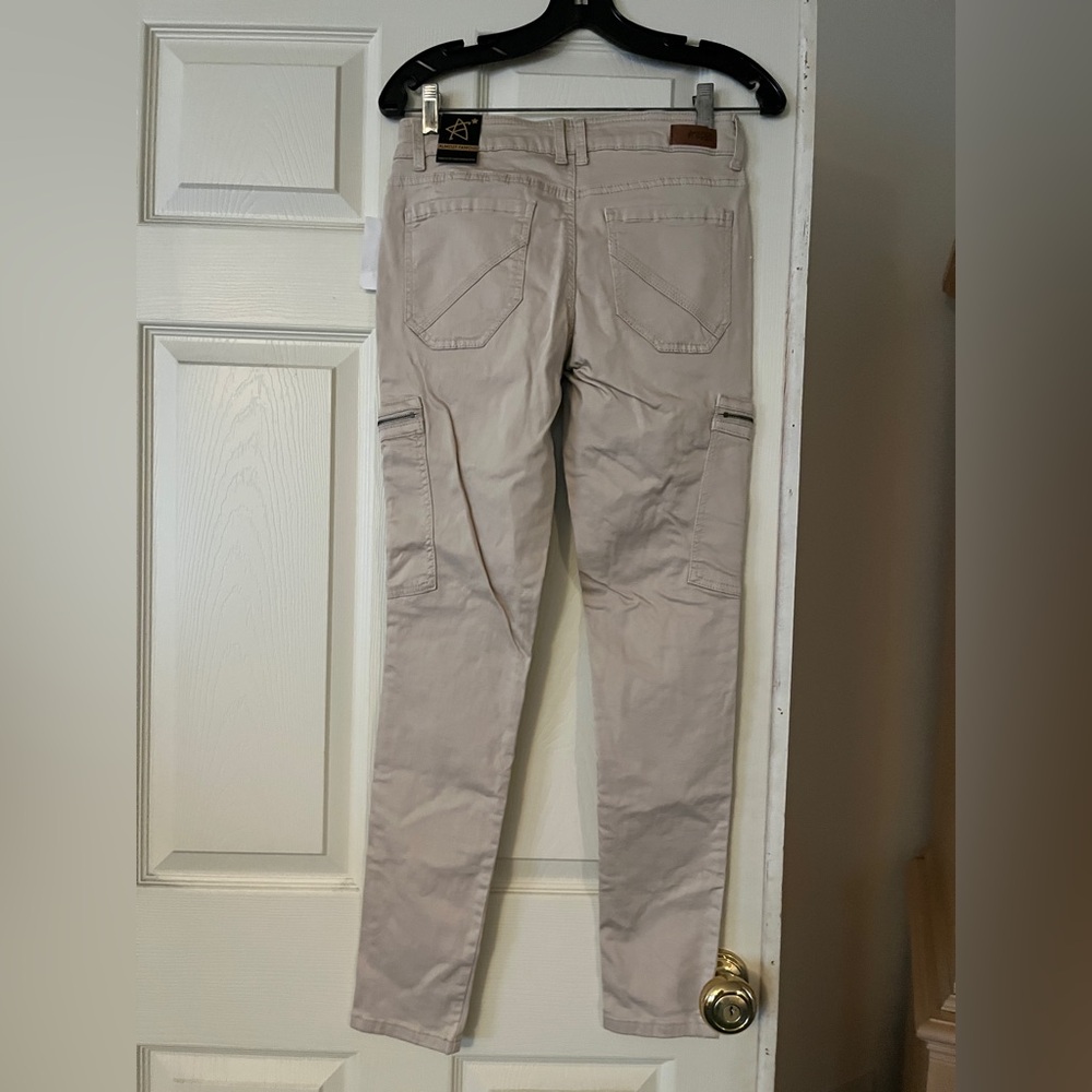 Almost Famous new w/tags brand size 7 skinny 6 pocket beige cargo pants -junior - Picture 2 of 2